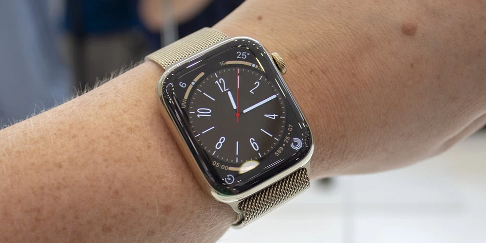 ساعت هوشمند آی واچ 8 45 میلی متری اپل روی مچ دست قرار دارد