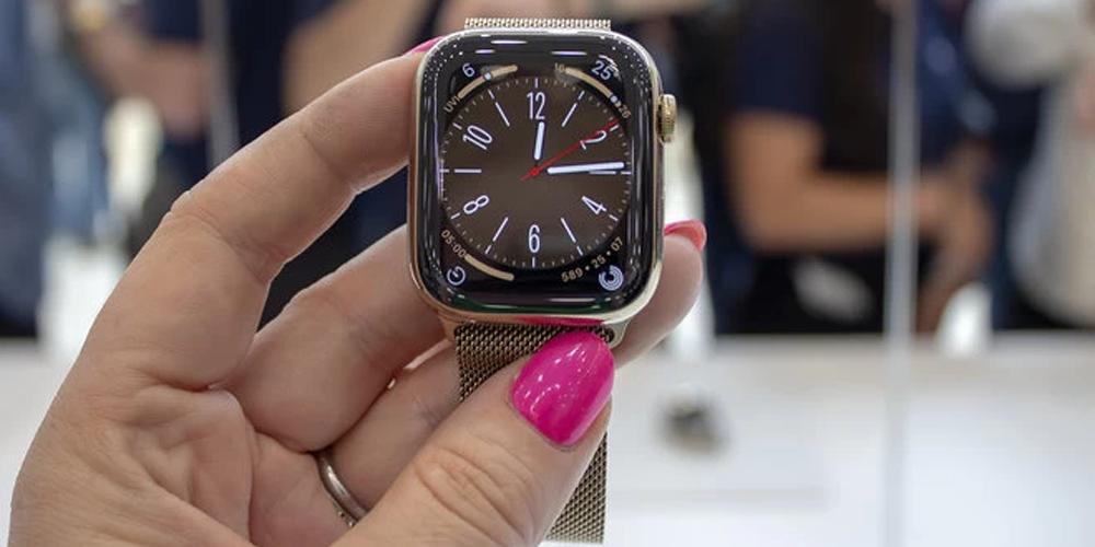ساعت اپل واچ 8 در دست زن قرار دارد و صفحه نمایش آن با واچ فیس کلاسیک نمایش داده می شود