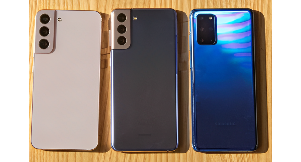 Galaxy S22+(سمت چپ) Galaxy S21+ (وسط) یا Galaxy S20+ (راست)