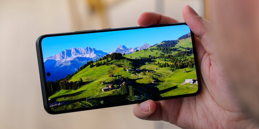 بررسی صفحه نمایش گوشی Poco F5 Pro