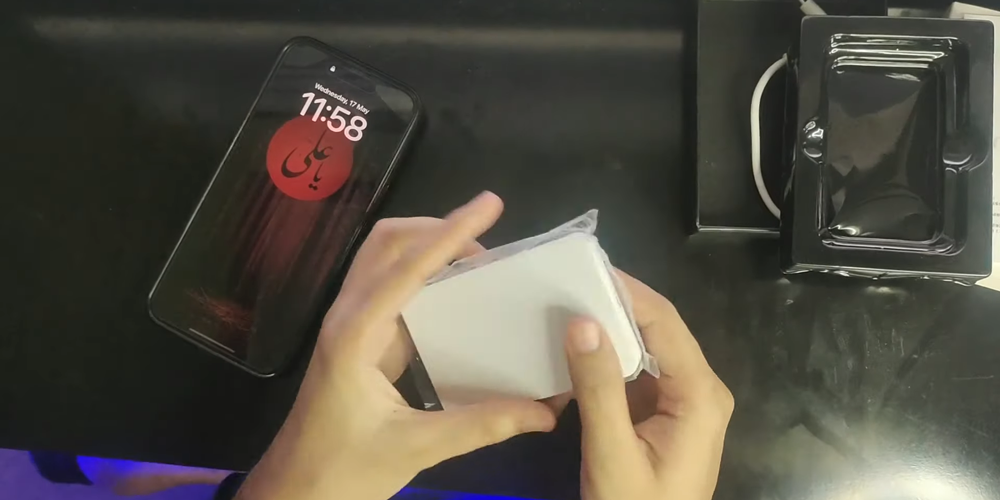 سیم کارت را داخل خشاب دستگاه می گذارید و دکمه کنار آن را نگه می دارید