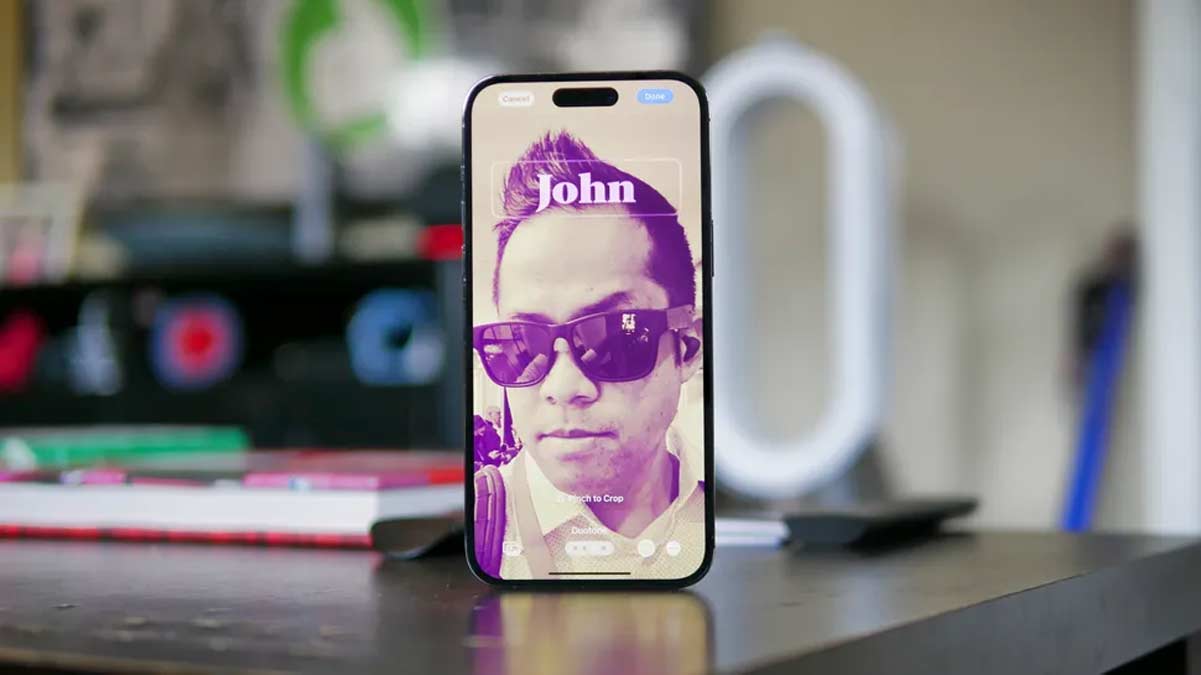 نحوه ایجاد Contact Poster در آیفون. گوشی آیفون به صورت روی میز است و پوستر مخاطب را نمایش می دهد