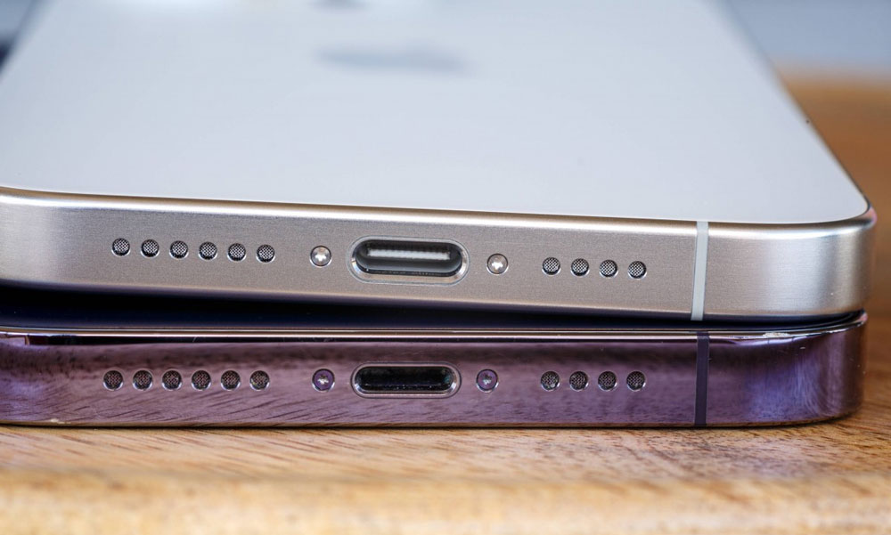 سوکت های USB-C و Lightning در دو آیفون 15 پرو مکس و 14 پرو مکس نمایش داده شده اند. 