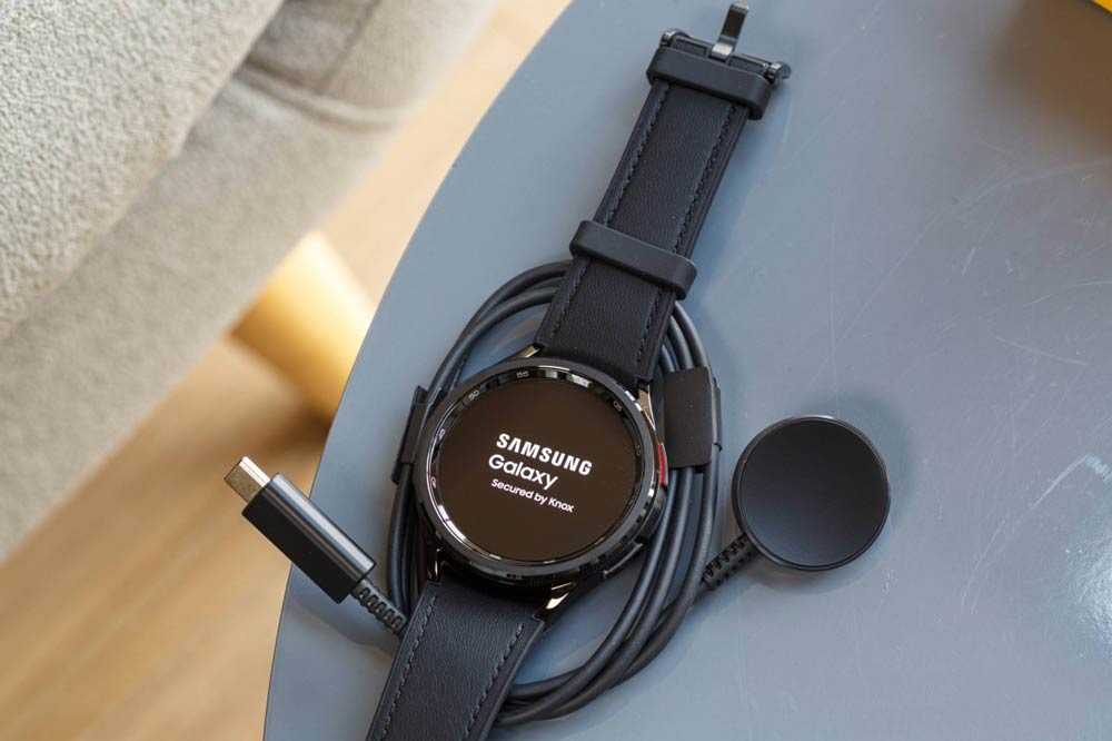 ساعت هوشمند سامسونگ مدل گلکسی واچ ۶ کلاسیک ۴۷ میلی‌متری و کابل شارژ مگنتی آن