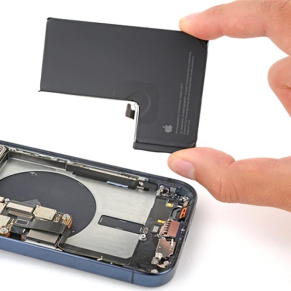 باتری ایفون ۱۵ پرو در دست قرار دارد و در حال برداشت از روی آیفون است.
